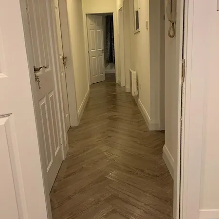 Town Center Beautiful 2 Bed דירה *