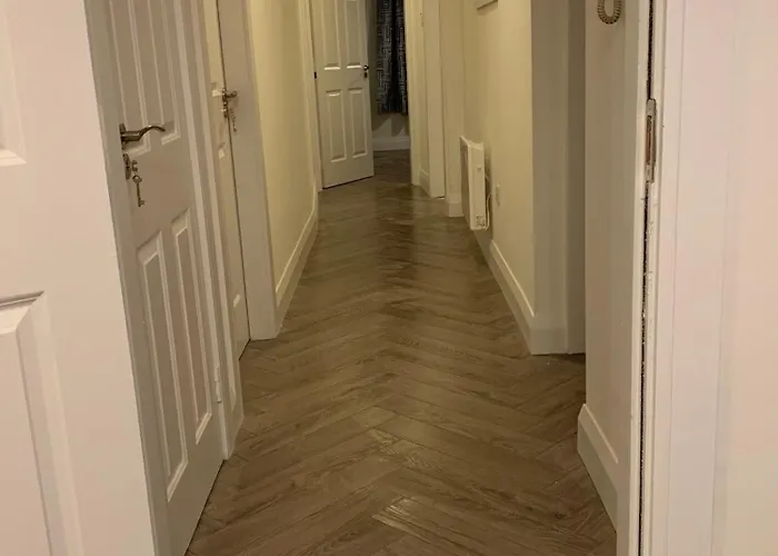 Town Center Beautiful 2 Bed Apartment *